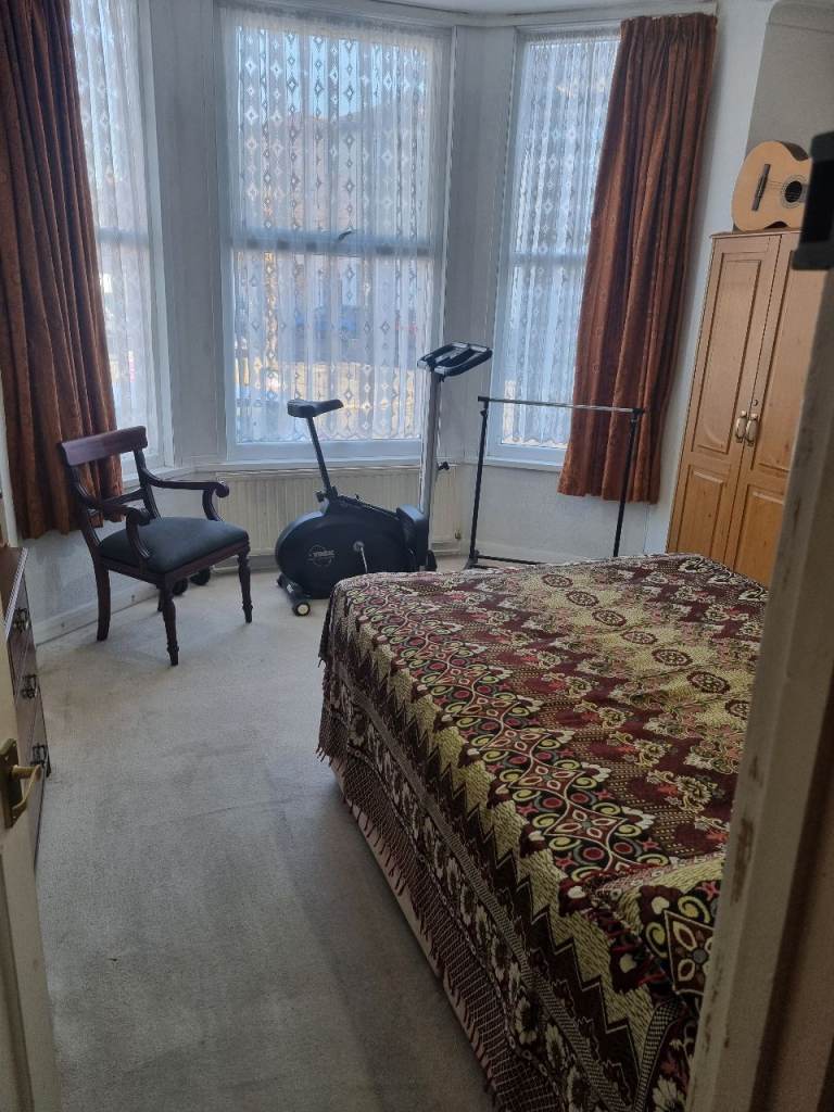 Room to rent out next to West Croydon Station