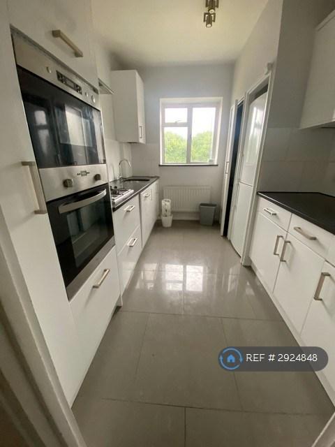 3 bedroom flat in Alexander Court, London, SW18 (3 bed) (#2924848)
