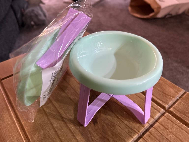2 x Plastic Raised Pet Bowls 