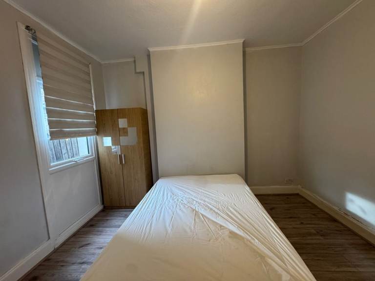 🌻Your Quiet Double Room in Modern House🌞Enfield - Easy Commute, Bills Included!