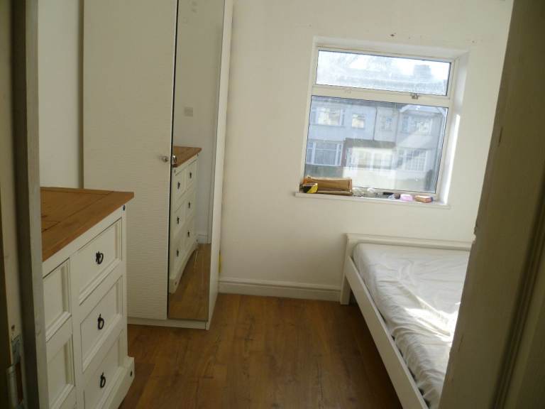 Single room in clean quiet house in Gants Hill