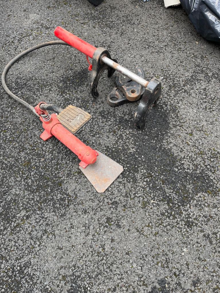 Red Hydraulic Foot Pump and Spreader Tool – Good Condition