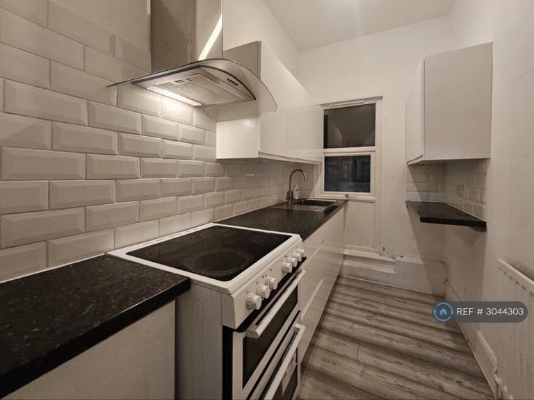 2 bedroom flat in London Road, Westcliff-On-Sea, SS0 (2 bed) (#3044303)