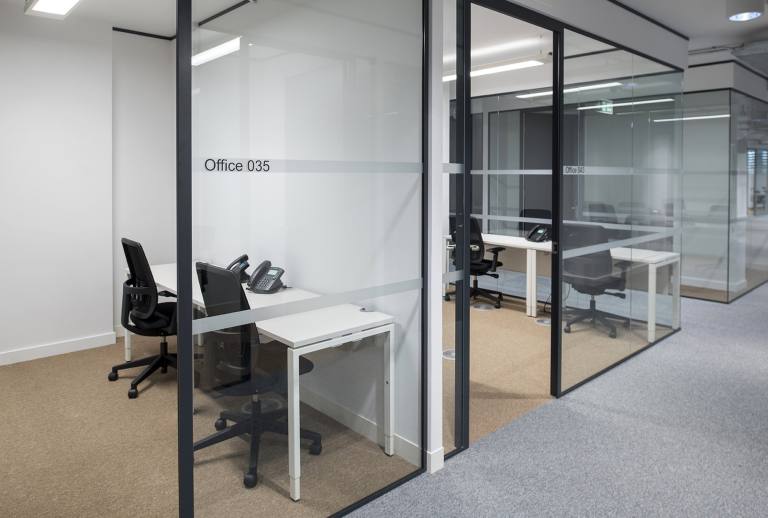 Uxbridge - UB8 1JG \ Move-In Ready Office Space with 1 Desk