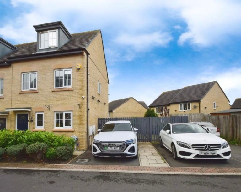 3 bedroom Semi detached property for sale