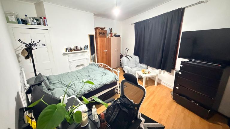 A large room available to Let 
