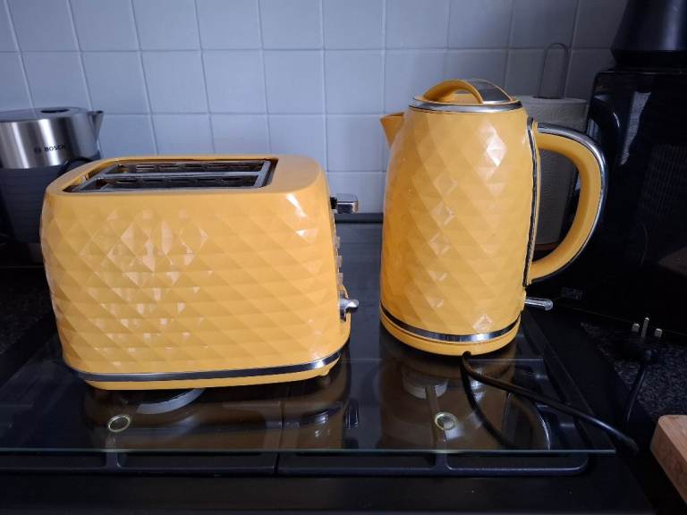 Lovely Yellow Kettle and Toaster Set - Good Condition