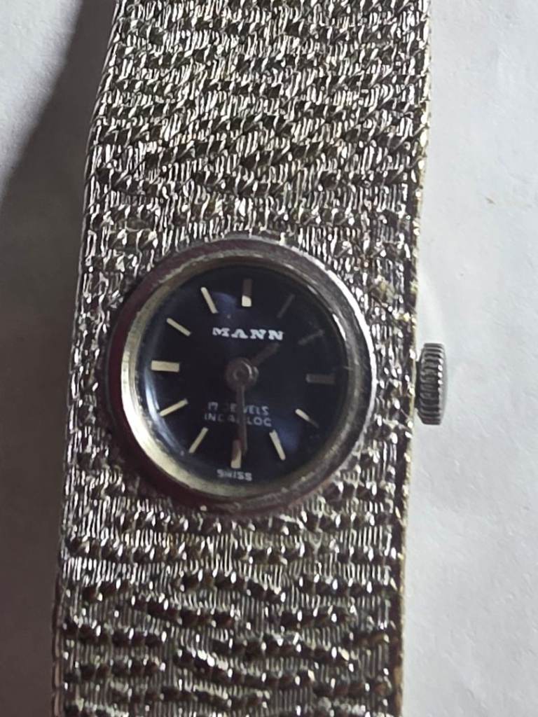 Vintage Mann Ladies Wristwatch, Silver Tone Band, 17 Jewel Incabloc Movement