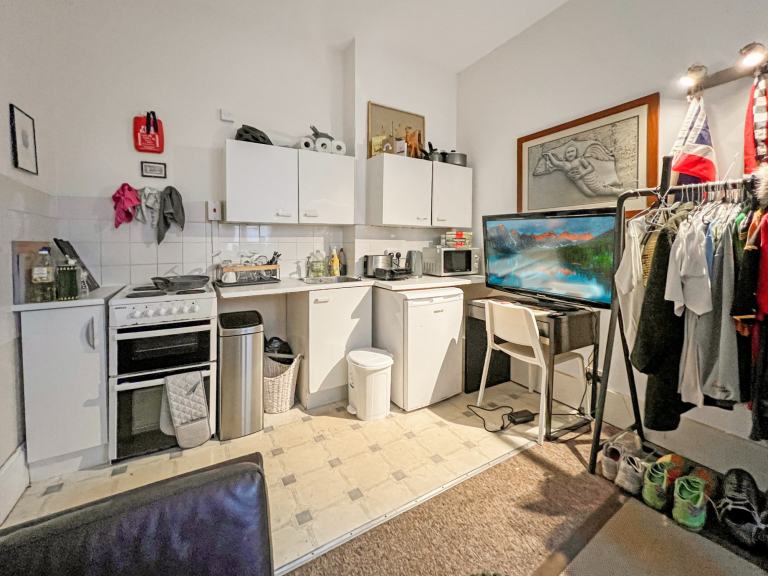 1 bedroom flat in St John Street, Oxford, OX1 Book Online - The Rent Guru {294}