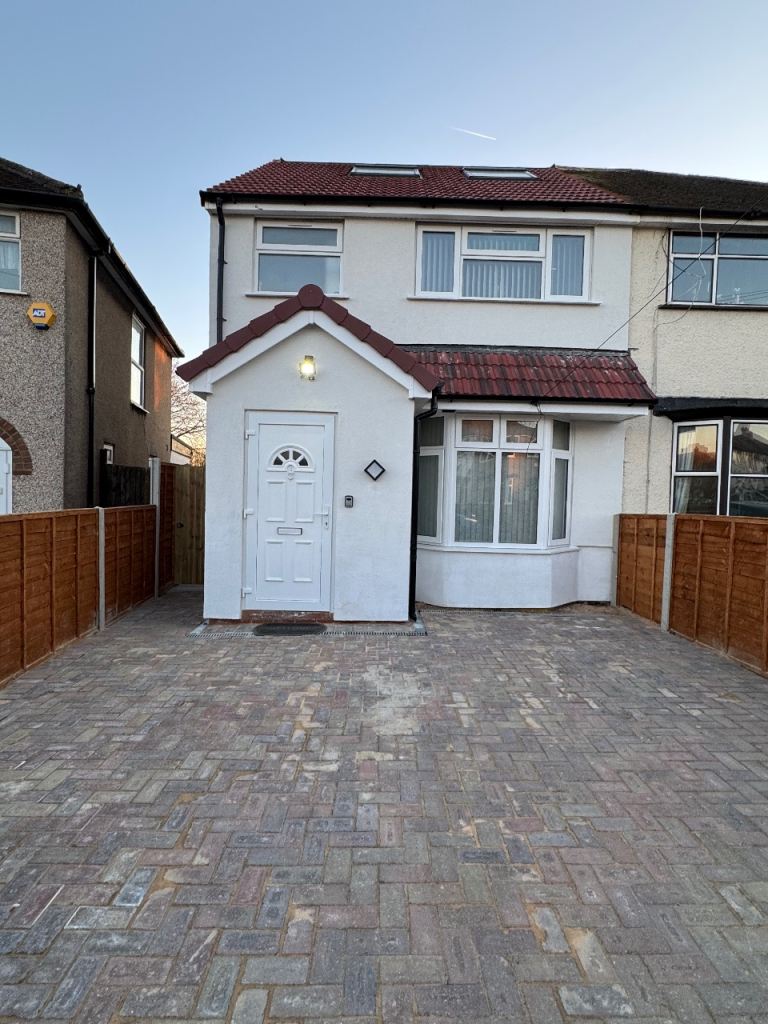 NEWLY RENOVATED STUDIO FLAT