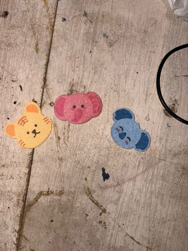 3x colourful animal sponges
