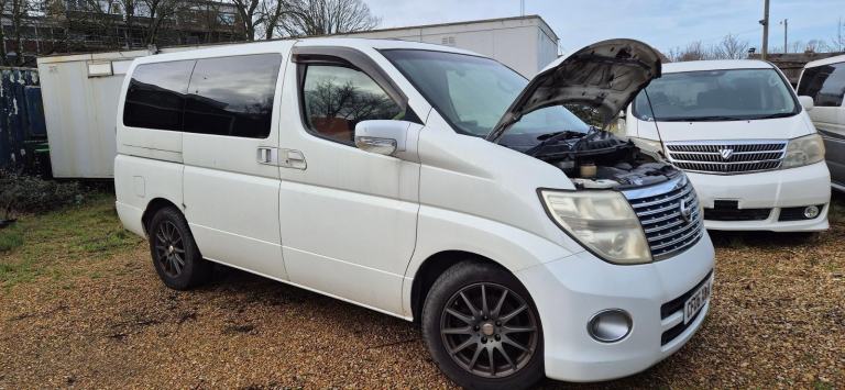 Nissan Elgrand **BREAKING FOR PARTS**