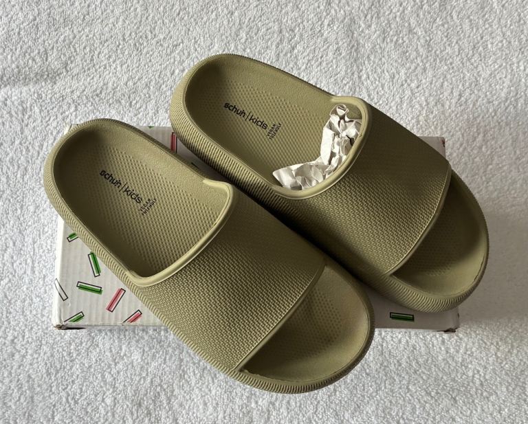 BNWT Girls Slides - Junior Size 3 - 4