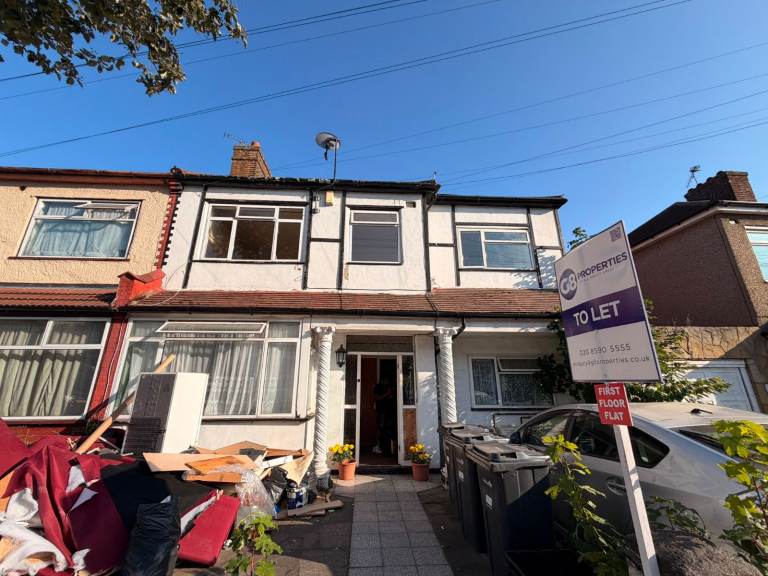Discover modern comfort in this newly refurbished 3-bedroom F/F flat in Hampton Road, Ilford.
