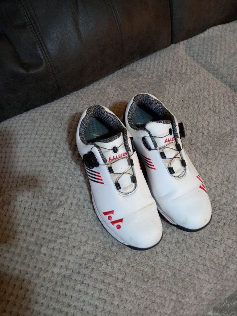 Golf shoes 