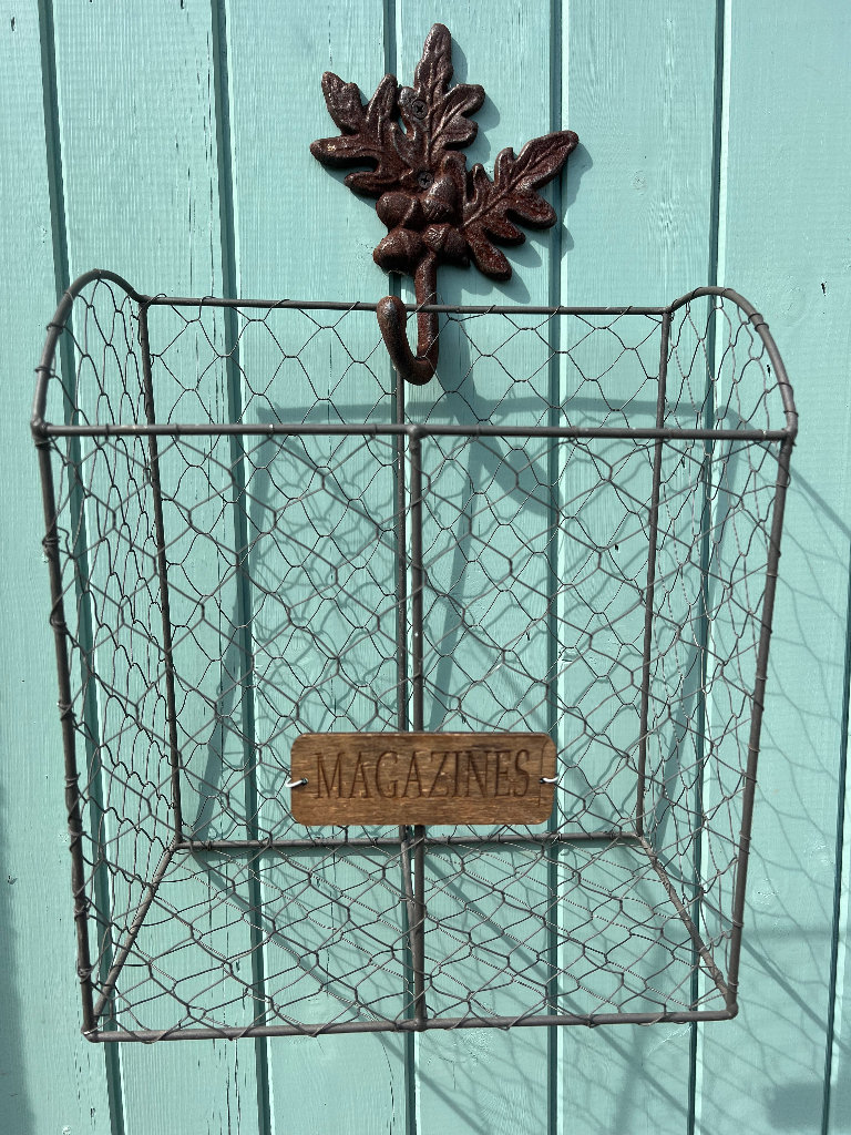 INDUSTRIAL RETRO METAL MESH CHICKEN WIRE MAGAZINE RACK BASKET WALL HUNG OR FREESTANDING