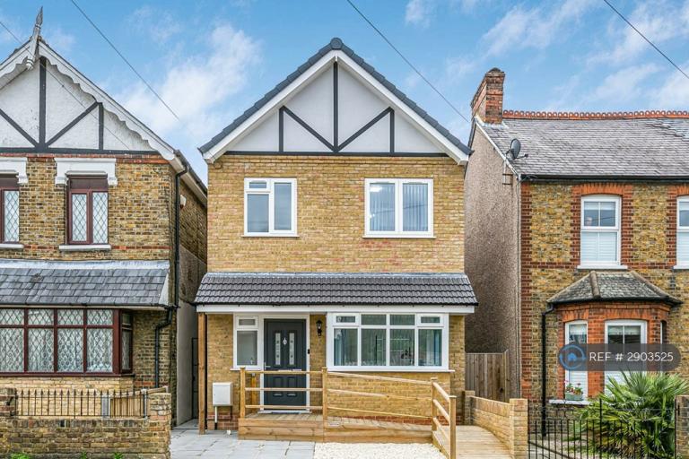 4 bedroom house in Staines Road, Feltham, TW14 (4 bed) (#2903525)