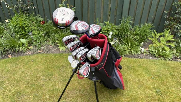 Wilson Golf Set / Driver, 3 Wood & 4 Hybrid / Irons 5,6,7,8,9,PW,SW / Putter / Wilson Stand Bag