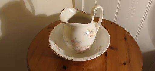 LOVELY WASH BOWL SET WITH A FLORAL DESIGN