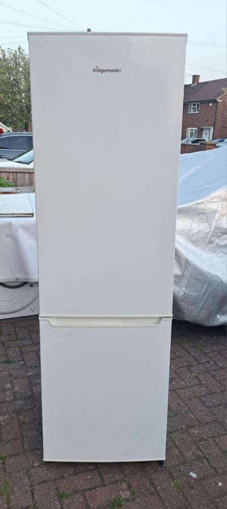 White fridge freezer fully working can be delivered 