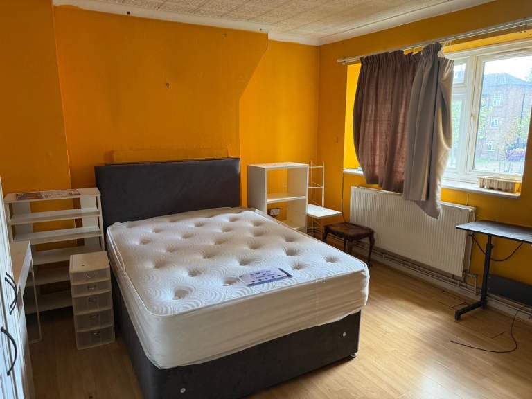 VERY LARGE DOUBLE ROOM IN MILE END ZONE 2