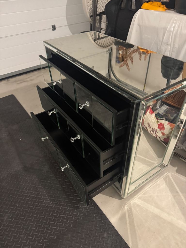 Mirrored Chest of Drawers with Crystal Knobs hogh quality with matching mirrored lamp and 3 shades 