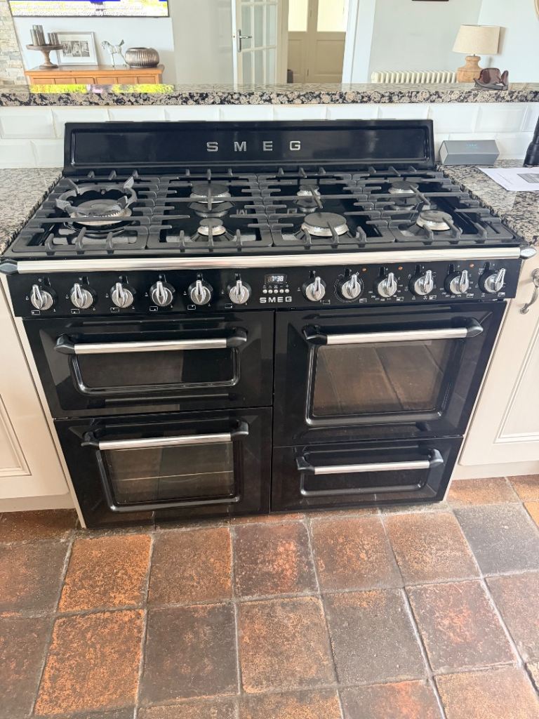 Like new beautiful 1100 Black Smeg Dual Range 