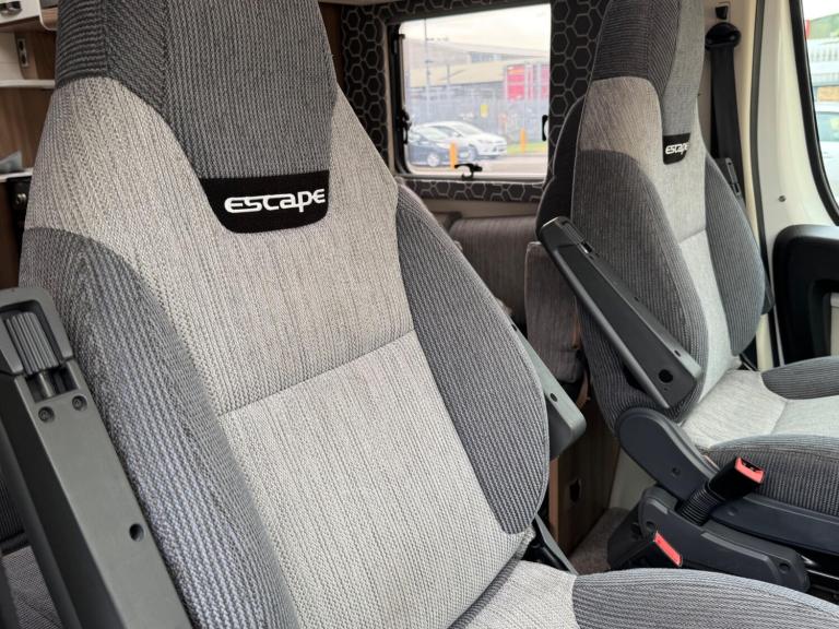 SWIFT ESCAPE 695 - 2017