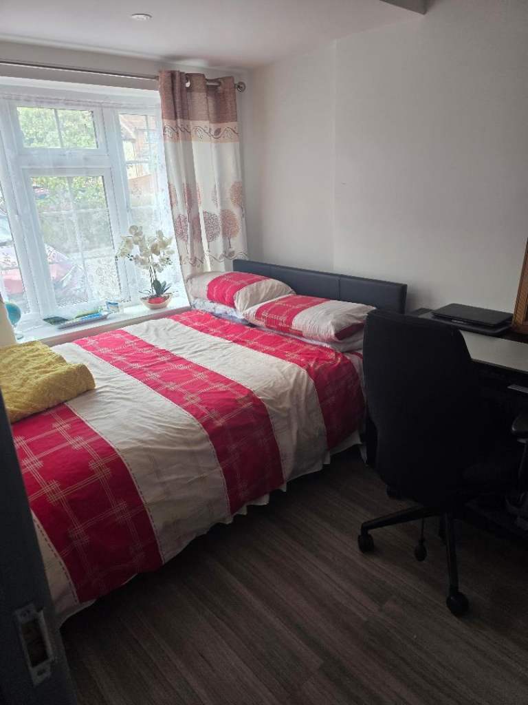 Double room shared house to rent out at the Reading Calcot area