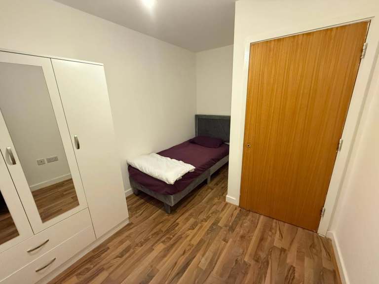 Spacious and Cosy Double Room for Rent in - UB5 6FQ