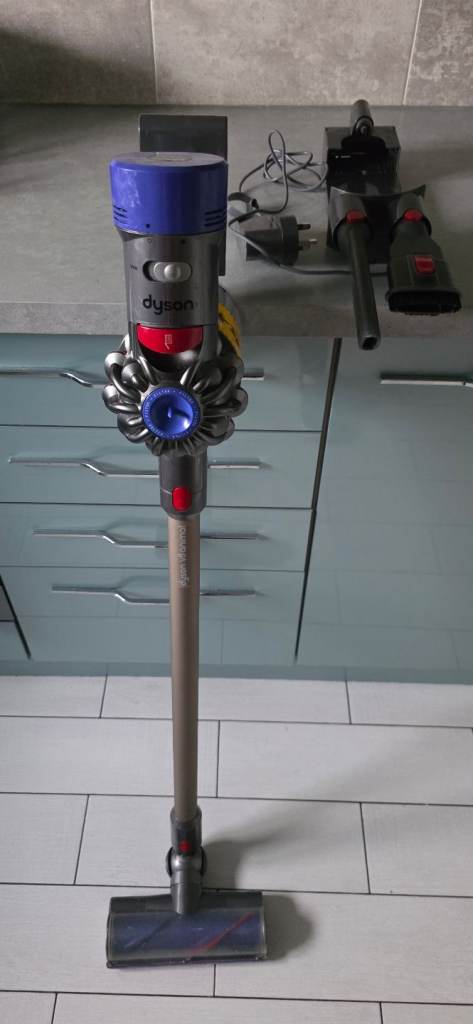 Cordless vacuum cleaner dyson v8 animal with brand new battery 