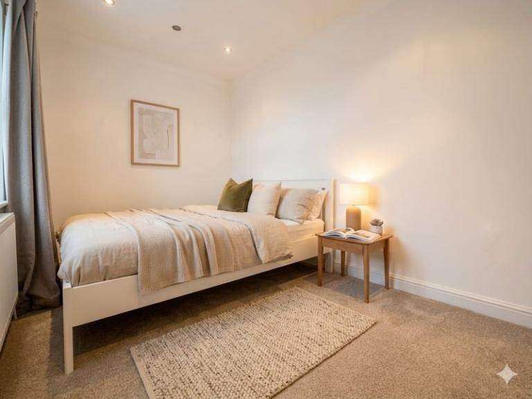 Spacious Rooms in a Stylish Walthamstow Home – E17