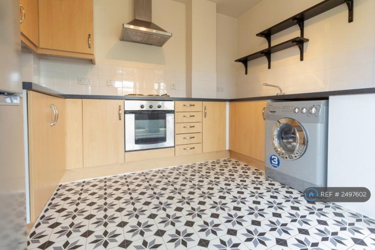 2 bedroom flat in Radnor House, London, SW16 (2 bed) (#2497602)