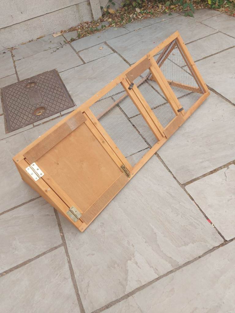 Triangular guinea pig run