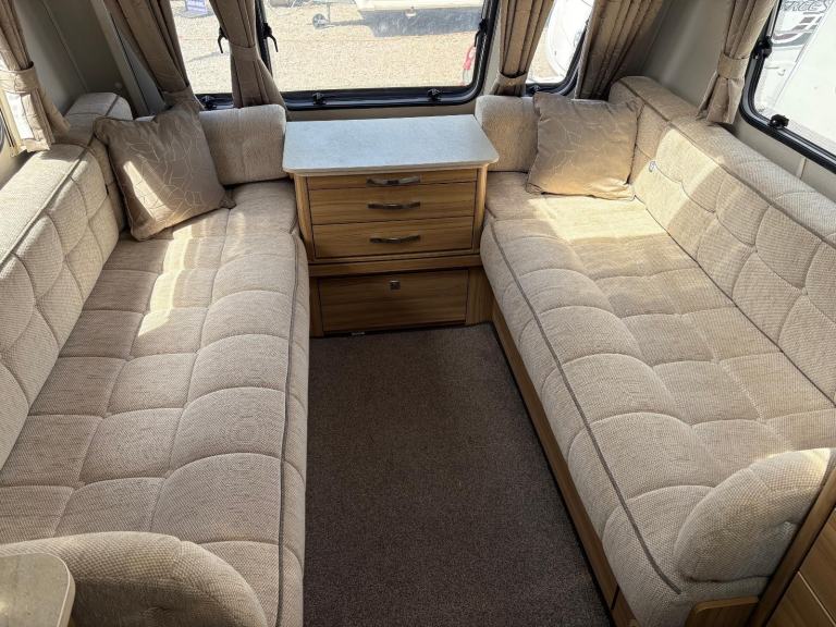 ELDDIS AVANTE 462 - 2 BERTH CARAVAN WITH END WASHROOM AND MOTORMOVER