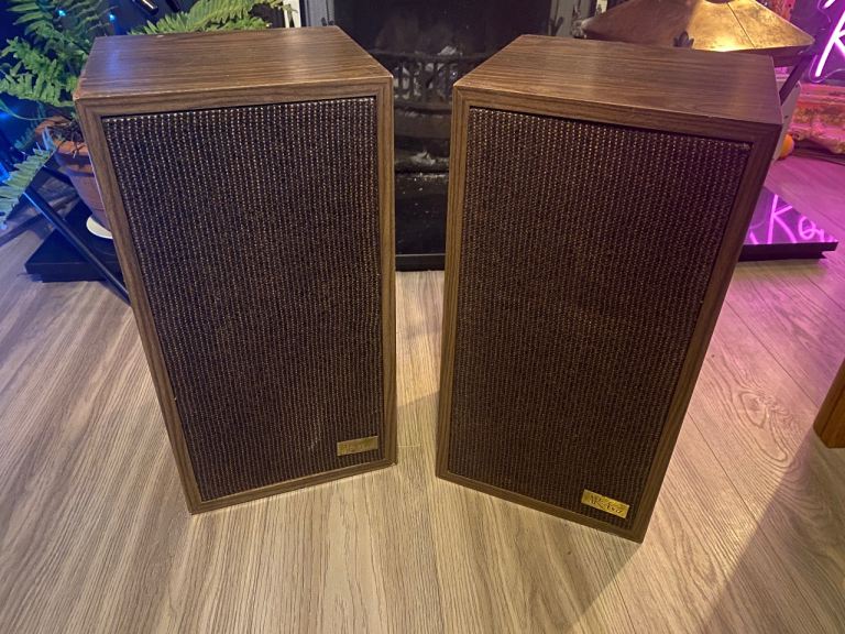 VINTAGE/MID-CENTURY AR-4xa HI-FI SPEAKERS ,DAMAGED ,SPARES OR REPAIR ,FREE LOCAL DELIVERY AVAILABLE 