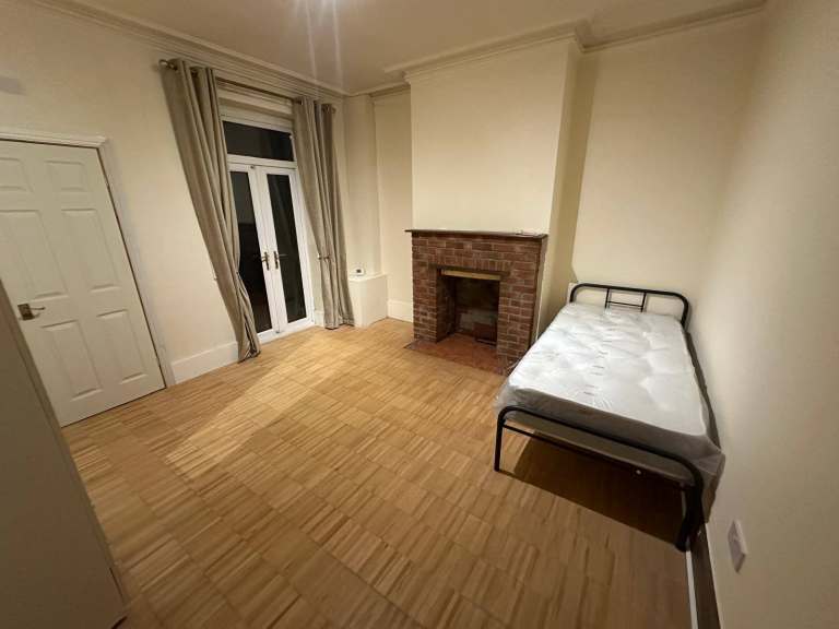 Spacious en suite double bedroom in a Large house