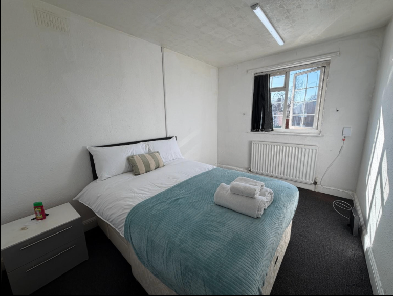 Spacious Double Bedroom in  HMO with Parking – Available NOW