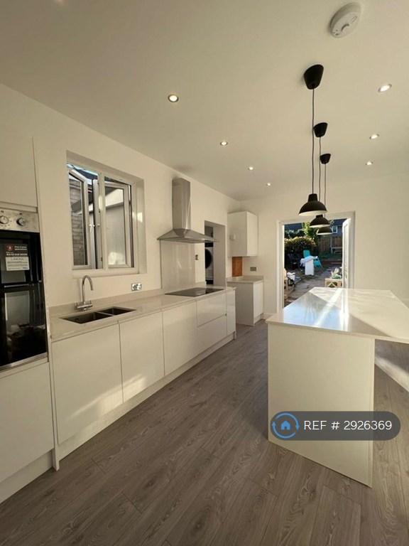 5 bedroom house in London, London, E10 (5 bed) (#2926369)