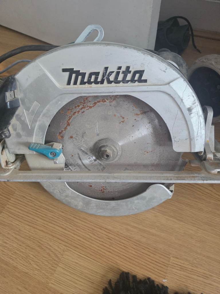 Makita HS0600 270mm Circular Saw, 2100W