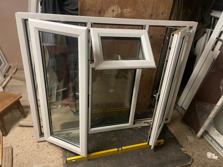 H 118 x W 152 cm - UPVC DOUBLE GLAZED WINDOW - CLEAR GLASS - GOOD CONDITION (REF: LJ188)