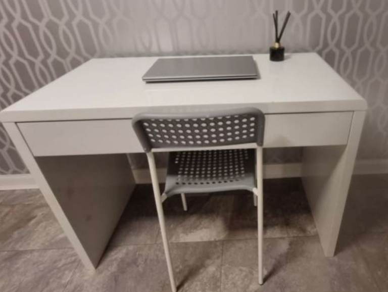 Gloss White Desk and Chair - Excellent Christmas Present 🎅 