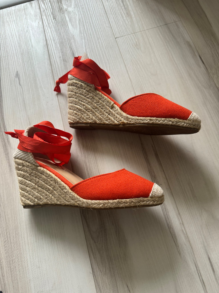 Ladies wedge espadrilles tie around the ankle size 4