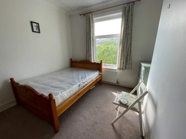 Room available with professional couple