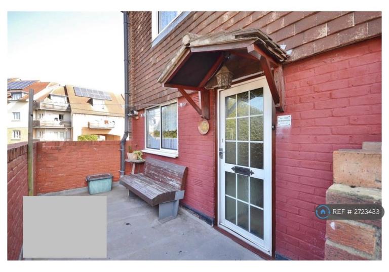 3 bedroom flat in Barnardo Drive, Ilford, IG6 (3 bed) (#2723433)