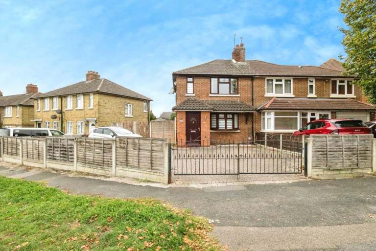 TO LET - 3 Bedroom Semi-Detached House with Large Driveway – Hall Ave, South Ockendon RM15 4LB