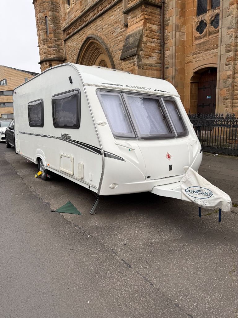 ABBEY VOGUE 520 4 BERTH CARAVAN FOR SALE £2,500 (BACK STEADIES NEED REPAIRED) 