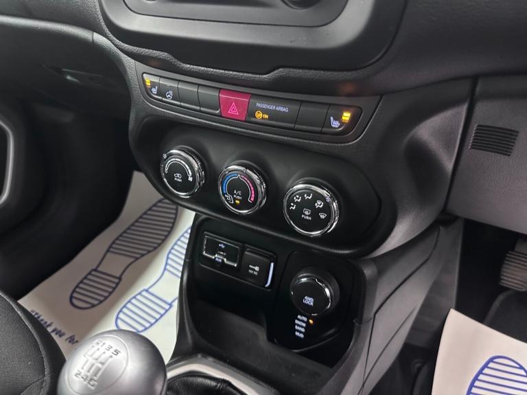 2016 Jeep Renegade 2.0 Multijet Limited 5dr 4WD - FULL LEATHER - REAR SENSORS - FSH ESTATE Diesel...