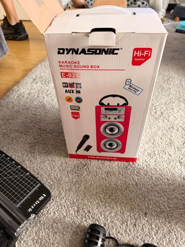 Dynasonic Karaoke Machine with box 