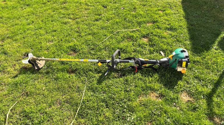 Petrol grass trimmer